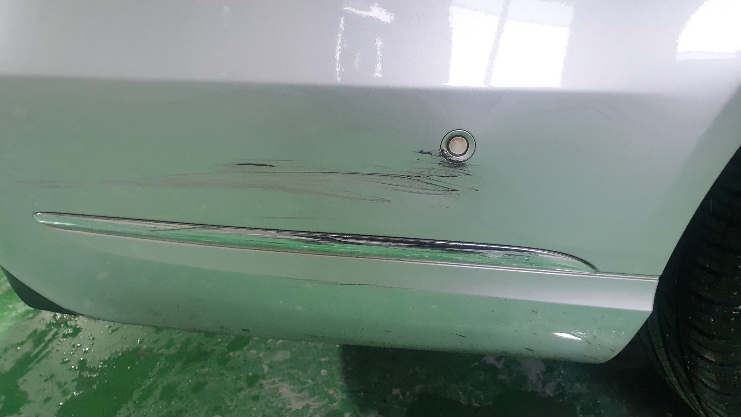 벤츠 e220 주차중 긁힘 수리 벤드 범퍼도색, 주차중 긁힘 수리