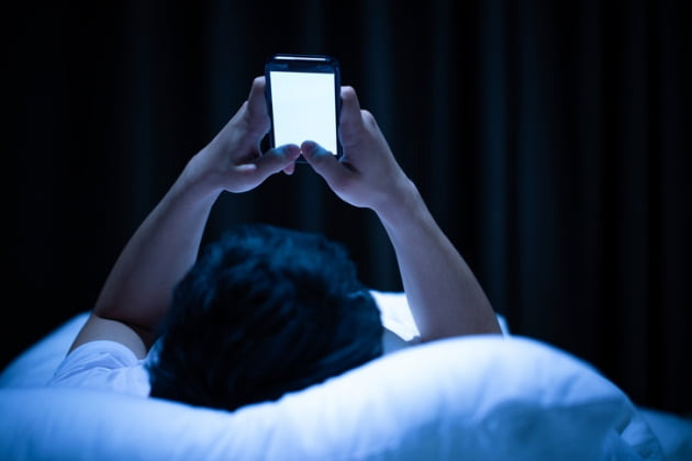 스마트폰 보는 사진