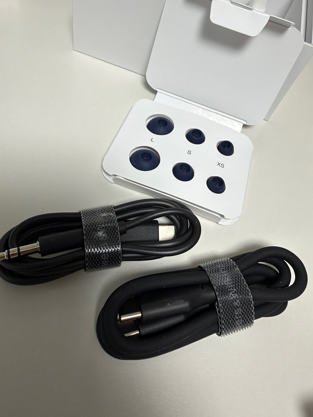 바워스앤윌킨스 Pi8 동봉 이어팁 XS S L 사이즈 구성과 USB C 케이블
