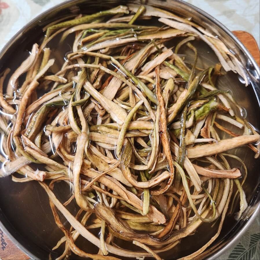 말린 토란대 삶기