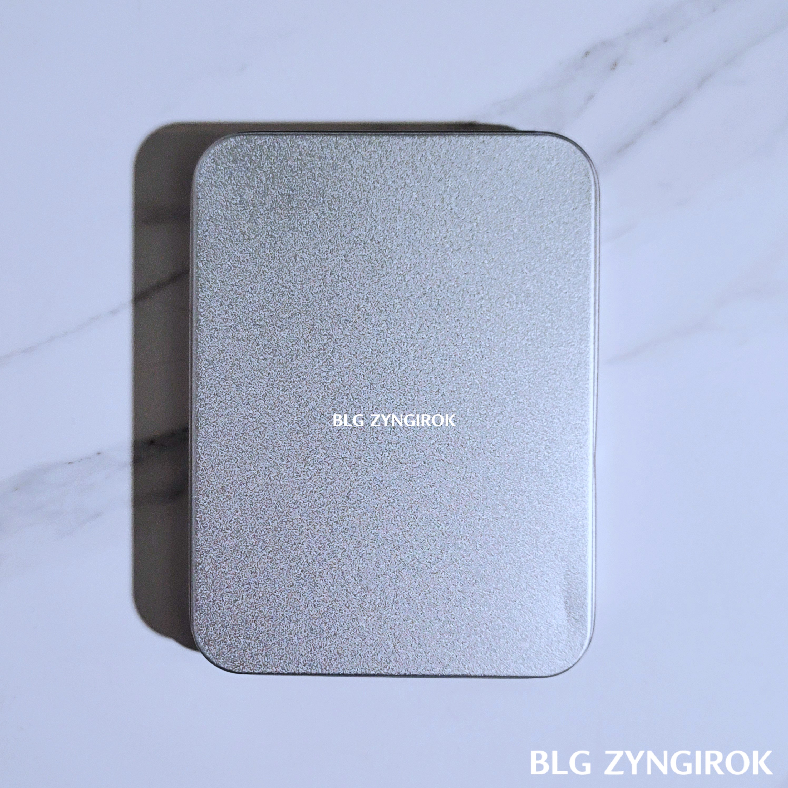 틴케이스가 테이블 위에 놓여있다.