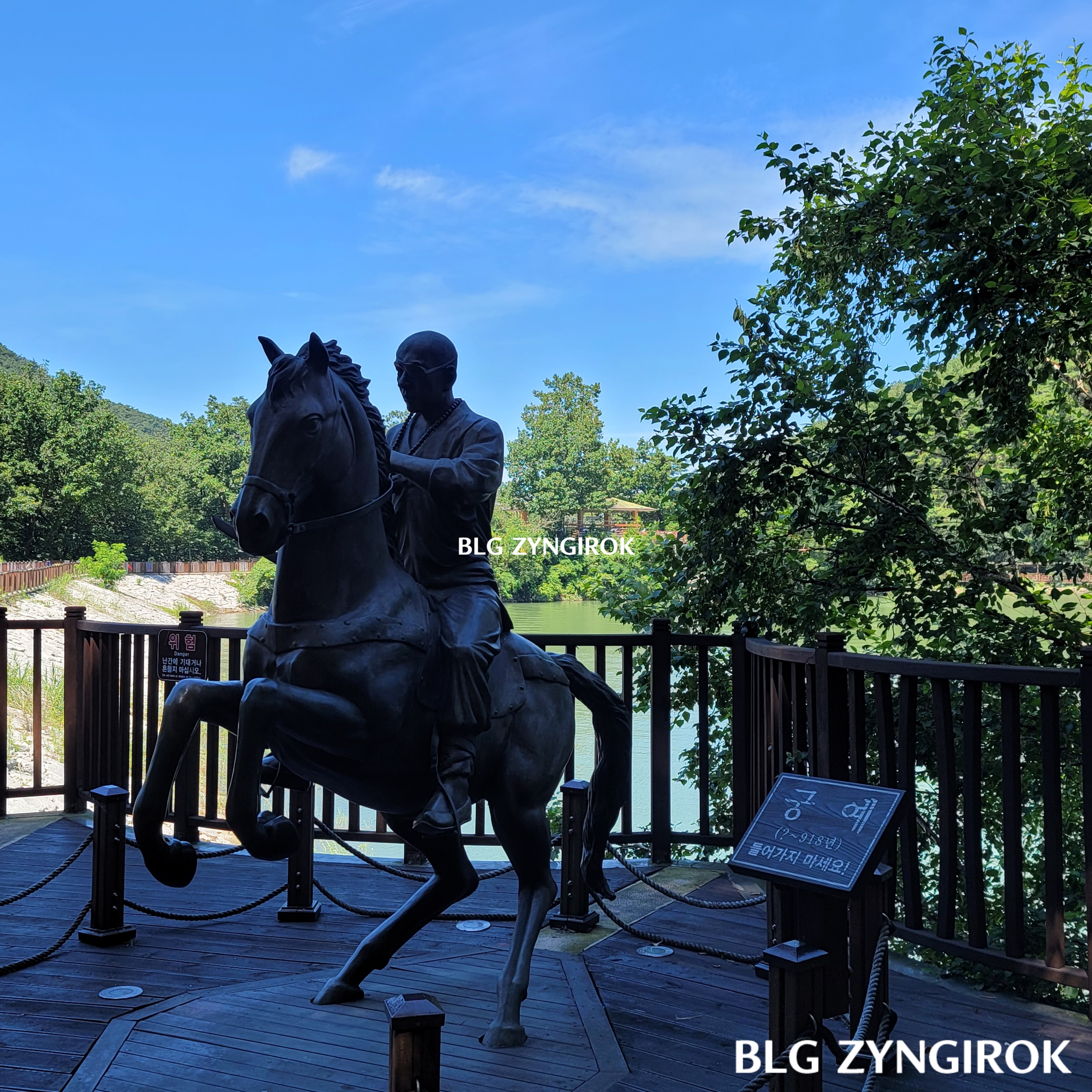 산정호수-궁예-동상이다.