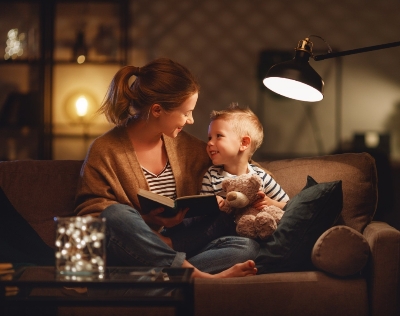 익숙한 집 안에서 차분하게 시작되는 일상의 모습