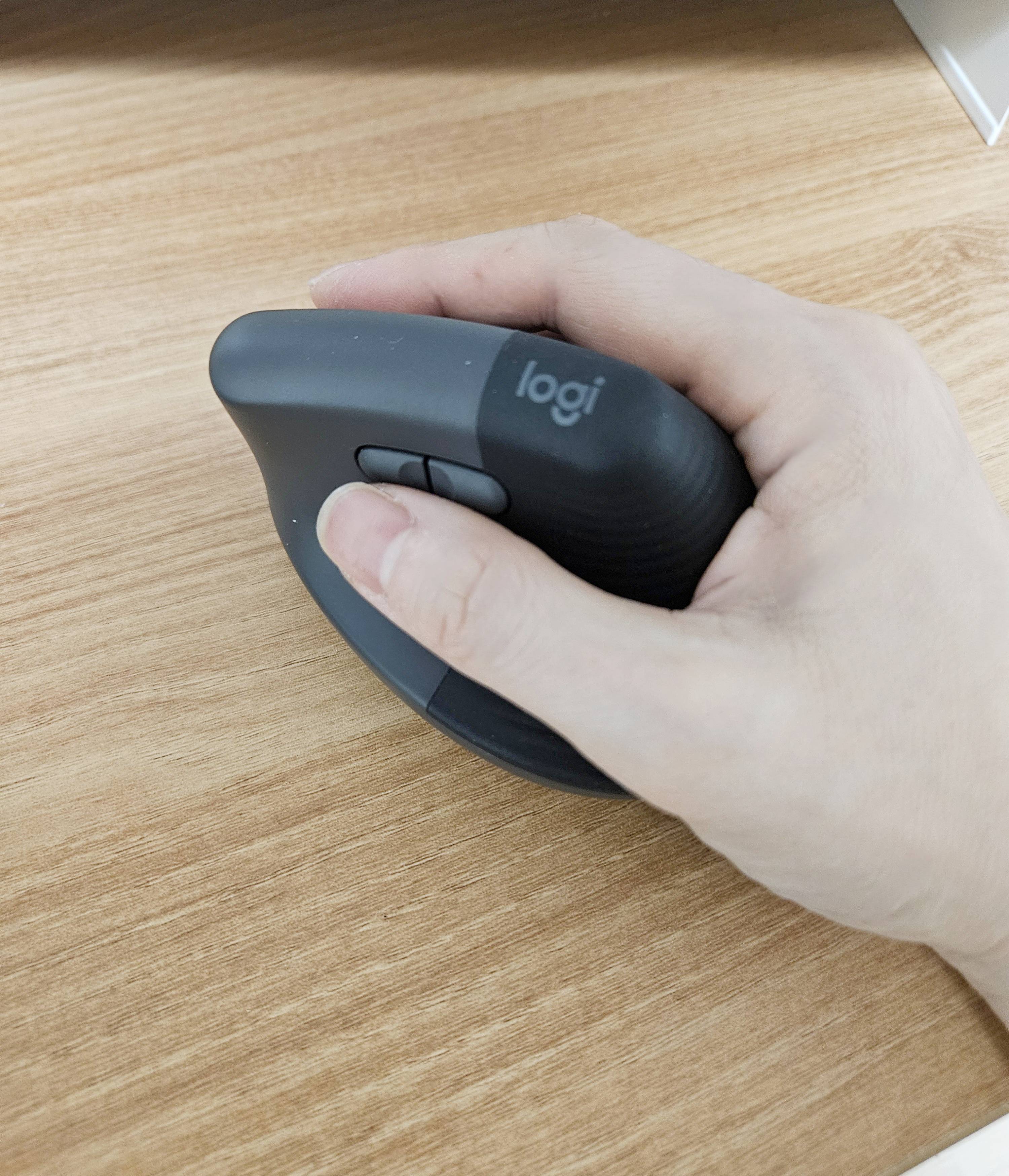 로지텍-리프트-검정-마우스-사용하고-있는사람