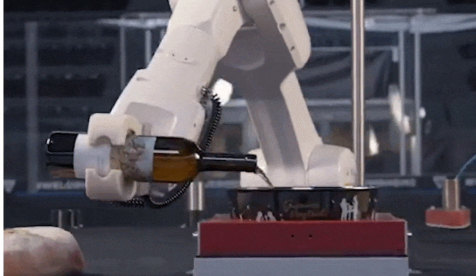 스위스의 상징 퐁듀 만드는 봇 VIDEO: £240,000 robot chef that can whip up the perfect CHEESE FONDUE is unveiled by Swiss scientists