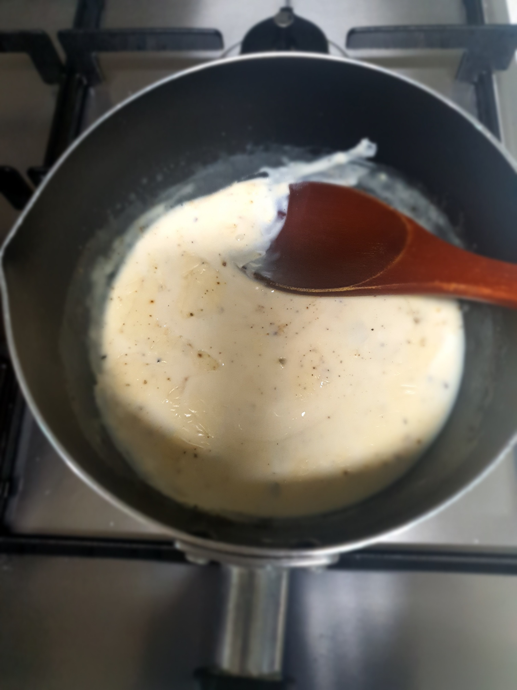 크림-소스를-데워서-사용합니다.