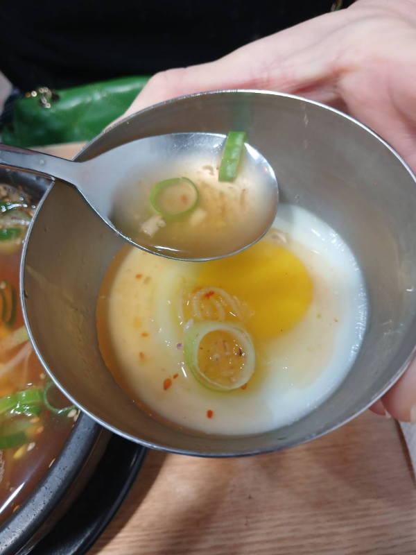 수란에 국물 넣다