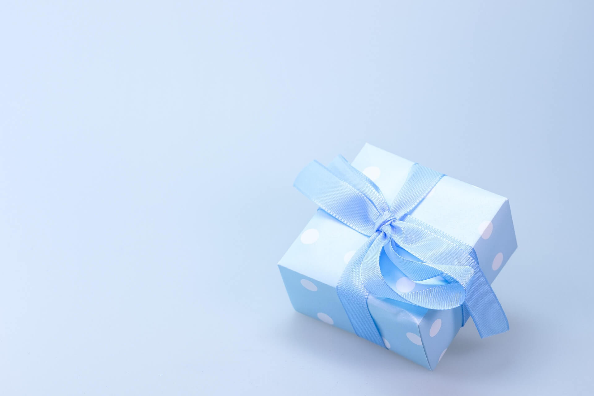 선물 주는 꿈 🎁 해몽 총정리! 상황별 의미와 심리 분석