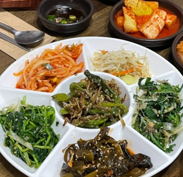 동네한바퀴-서울-서촌-곰탕-고래-나물반찬-한정식