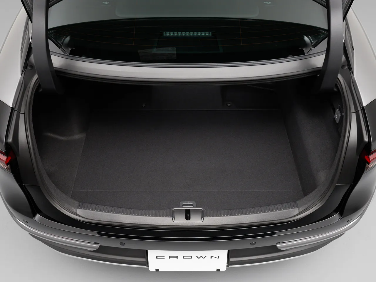 토요타 크라운 크로스오버 하이브리드 차량 이미지