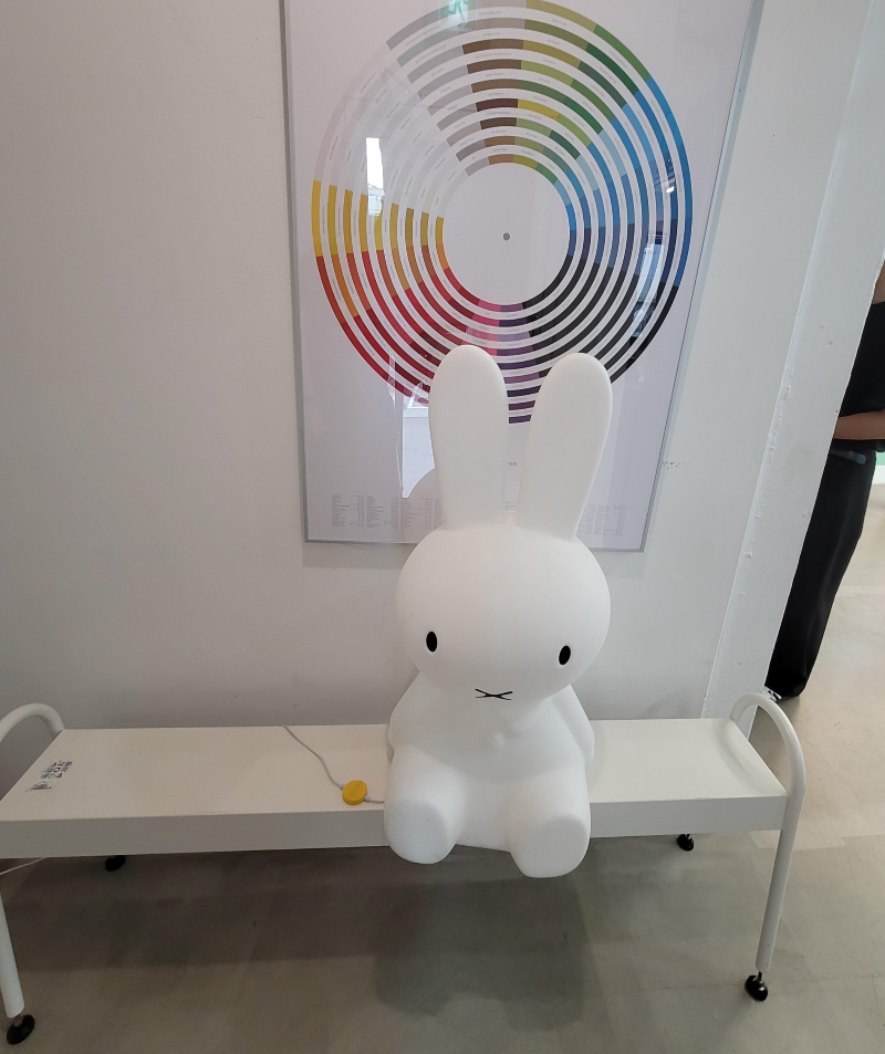 스코프 카페 입구 토끼