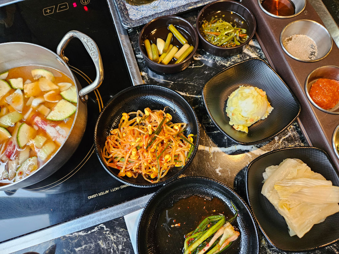 삼돌박이 수라육간 밑반찬