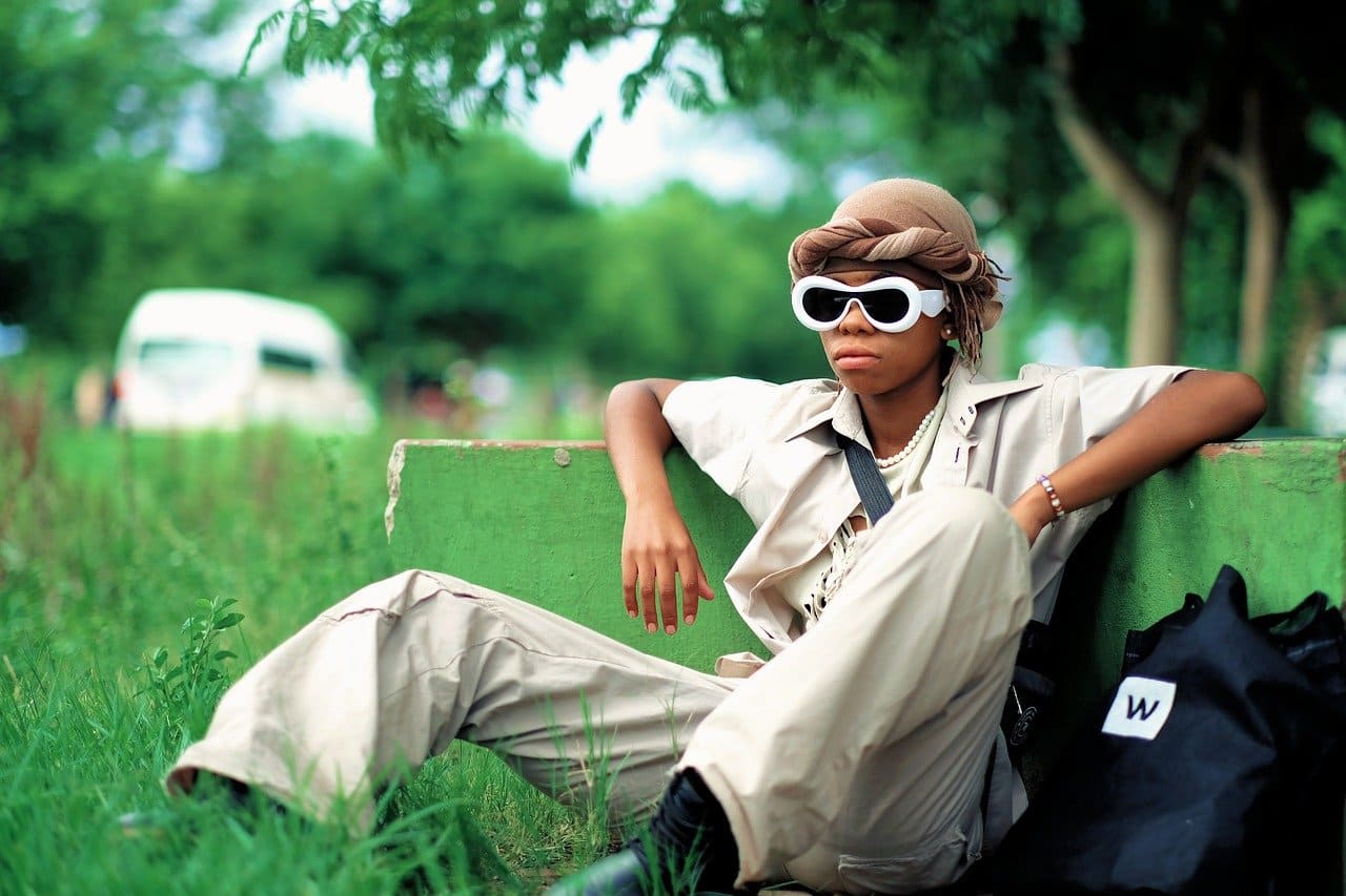 벽에 기대어 앉아 있는 모습