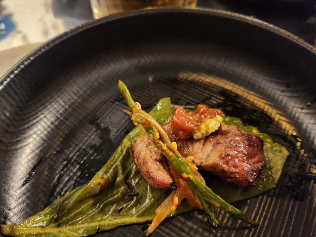 깻잎장아찌에 올린 고기