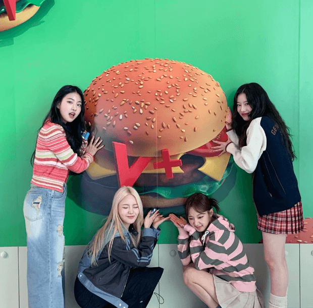 피프티피프티 단체사진