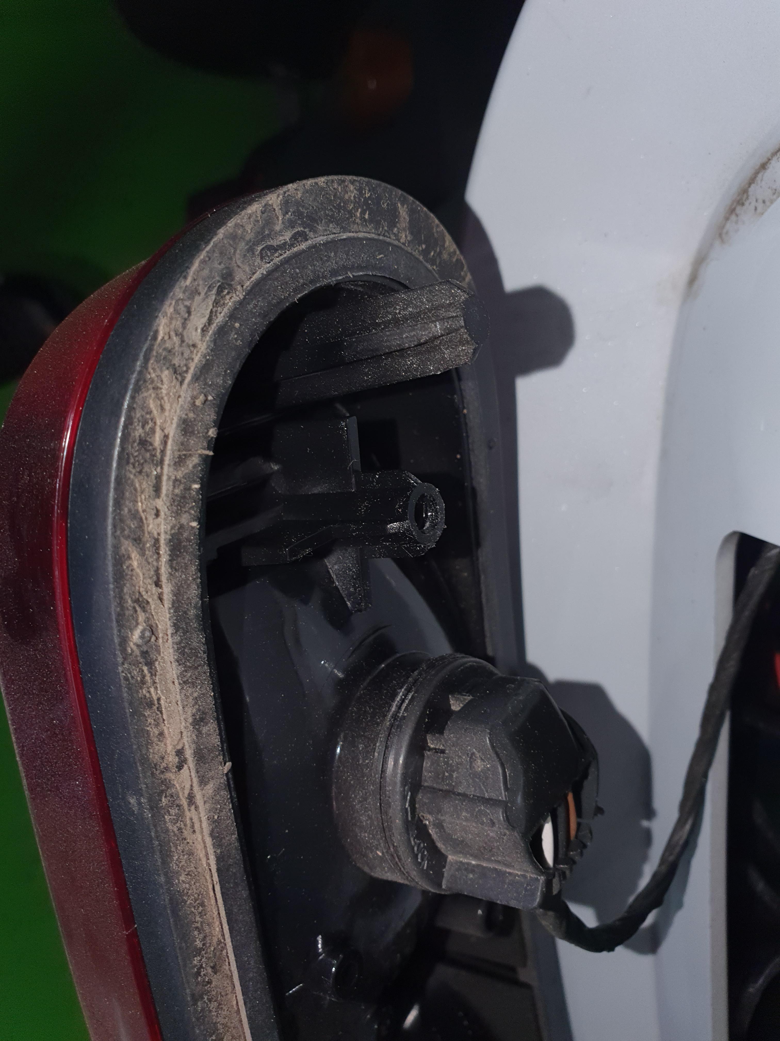 트위지 브레이크 전구 소켓 사진