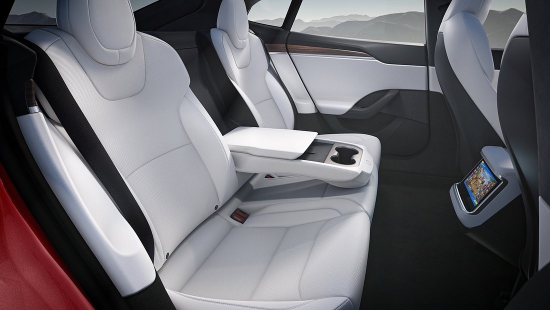 테슬라 모델S 23년형 모델 실내 2열 시트 사진 출처 다음자동차