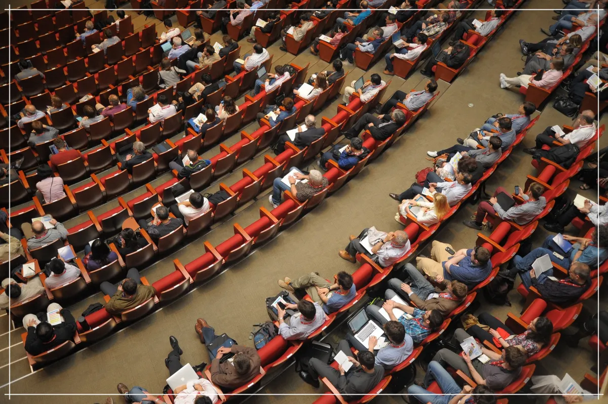 많은-사람들이-총회-하는-모습