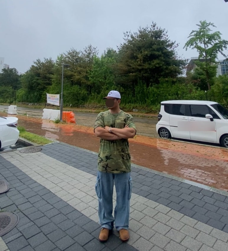 데일리룩('26. 6. 20.)윅 paris 투톤 워싱볼캡, 빈티지 목걸이, 로스코 4777 빈티지 우드랜드 카모티셔츠, 무신사스탠다드 카고 팬츠, 레드윙 아이언레인저 호손뮬스키너