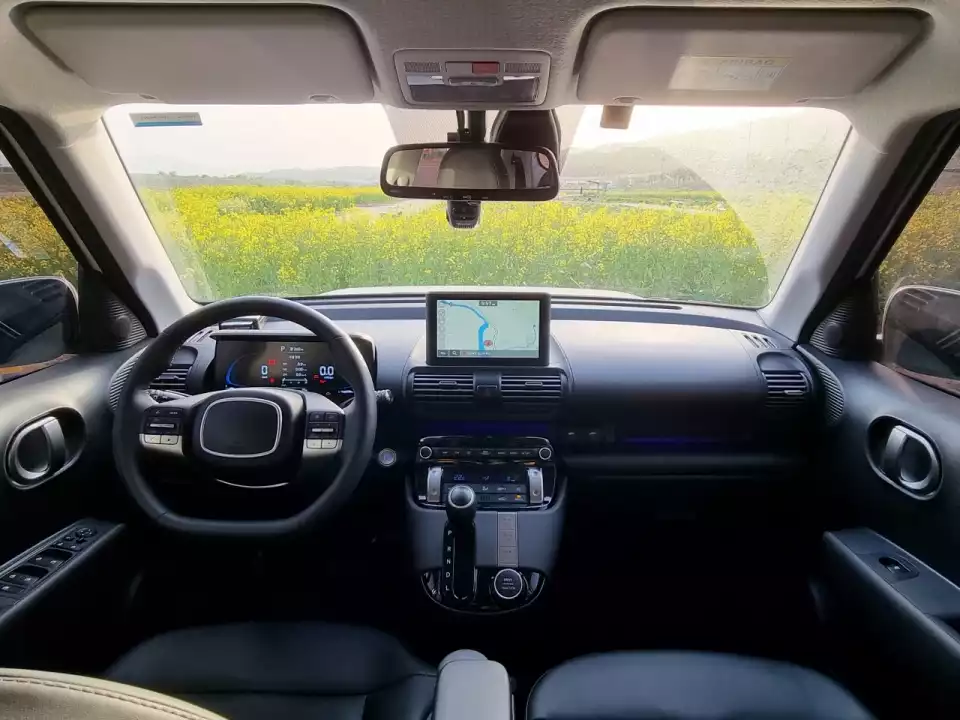 캐스퍼의 실내는 다른 경차들보다 세련된 모습입니다.