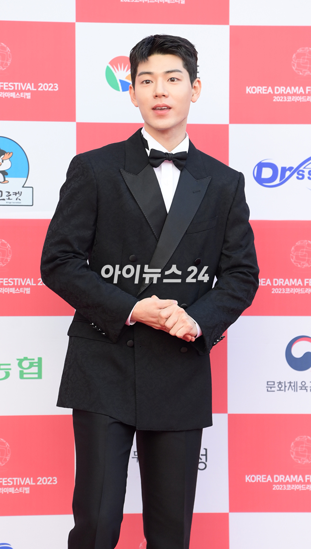 배우 배현성이 14일 오후 경남 진주시 경남문화예술회관에서 열린 &#39;2023 코리아드라마어워즈&#39; 레드카펫 행사에 참석하고 있다. [사진=정소희 기자]