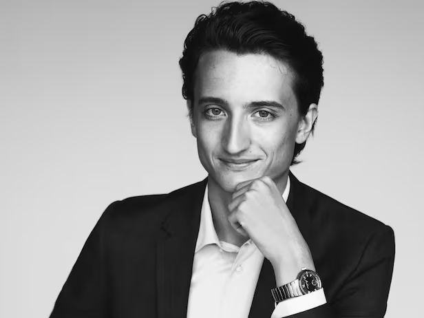 장 아르노 루이비통 시계 부문 대표는 최근 WEEKLY BIZ와 한 인터뷰에서 “시계 품목 수를 과감히 줄이고, 고급 품질의 시계라는 명확한 포지셔닝을 하는 게 중요하다고 봤다”며 “고급 시계 부문에서 루이비통이 1위를 달성해 내겠다”고 했다.