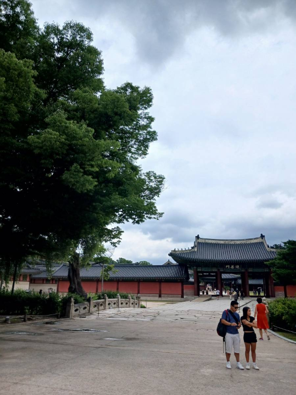 창덕궁 진선문이 보이다