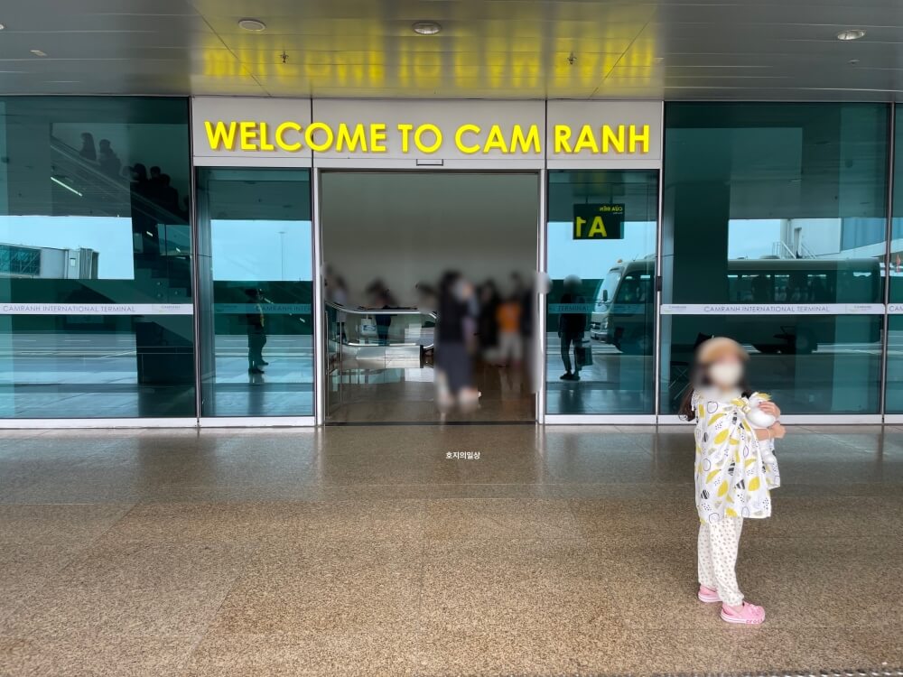 비엣젯 자리 비교 - 나트랑 깜란 국제공항 출입문