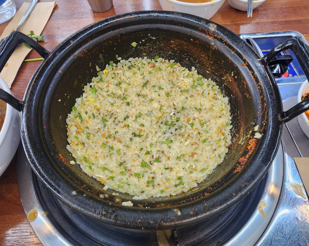 냄비에 맛있게 눌려져있는 계란볶음밥
