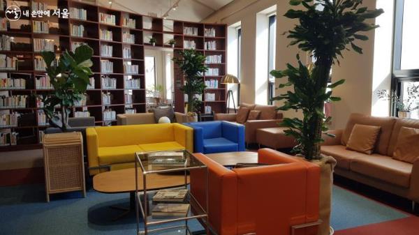 편안한 거실 분위기의 독서 공간