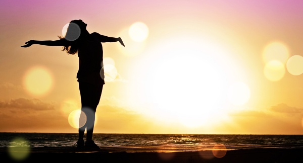 행복감을-느끼고있는-사람