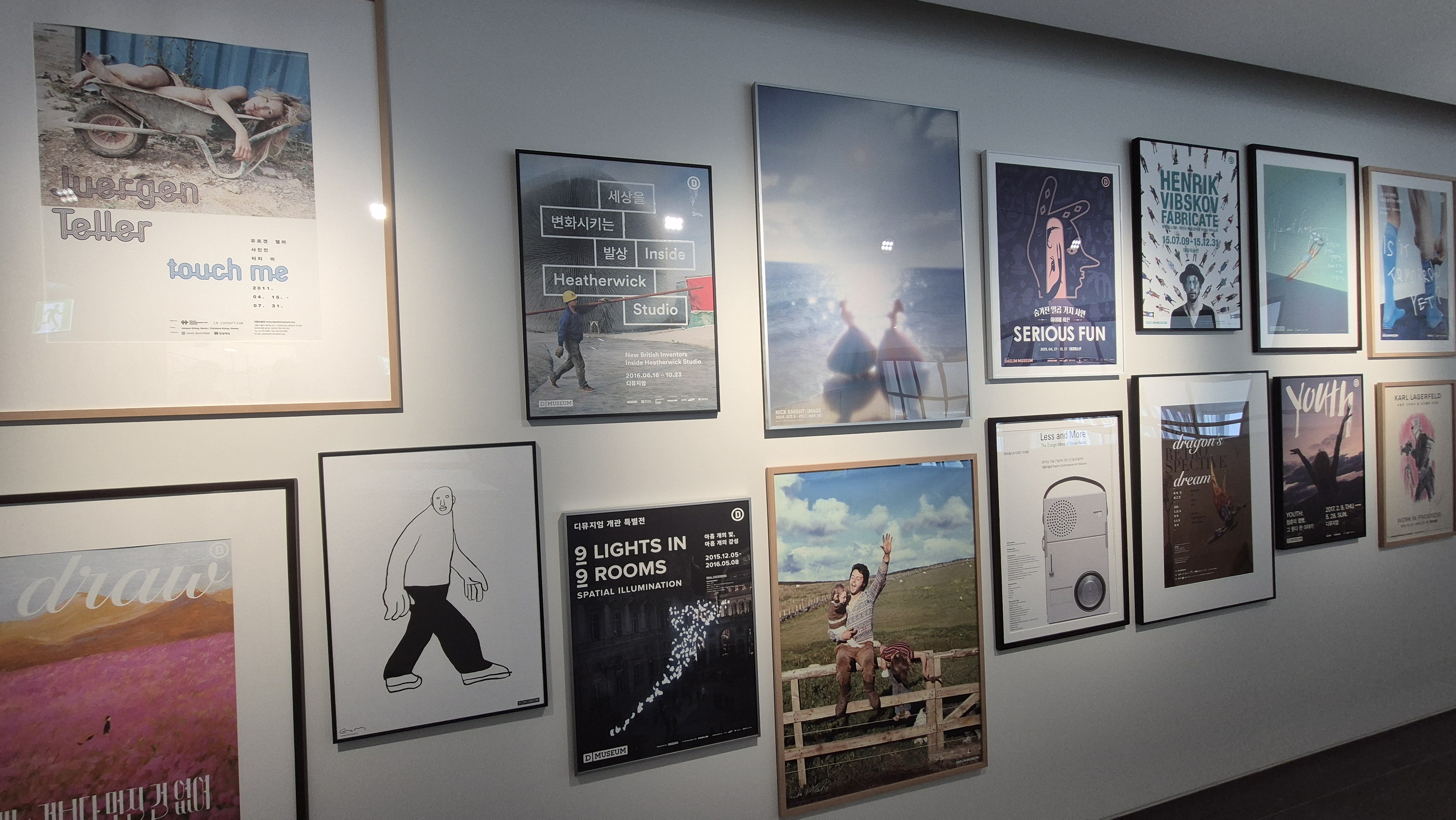 대림미술관 시절 전시되었던 2014년 &lsquo;Linda McCartney Retrospective&rsquo; 전시 포스터. 나무 펜스에 기대어 팔을 올리고 있는 폴 매카트니의 흑백 사진이 인상적이다.