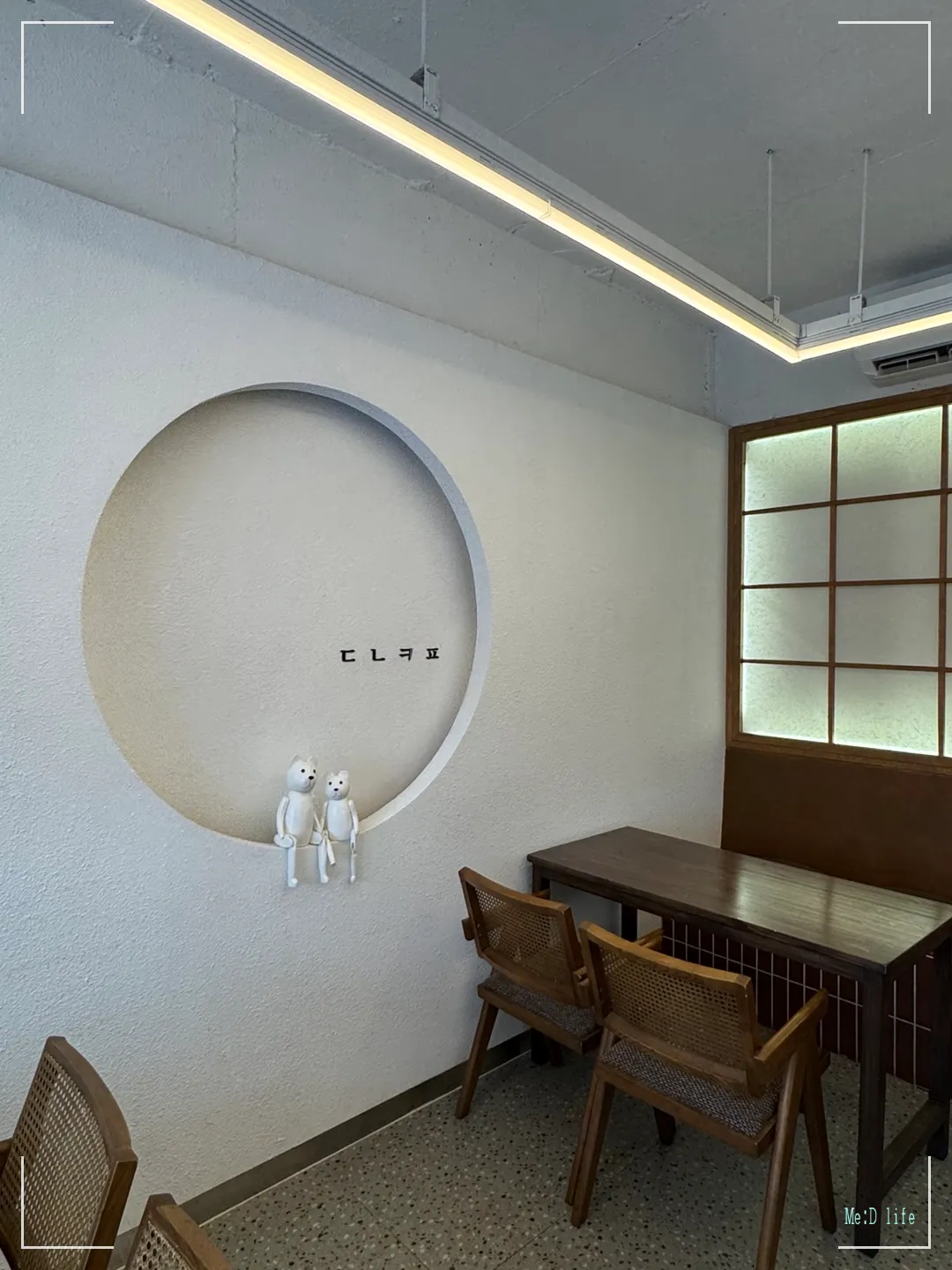 동네커피-서산-해미읍성-커피맛집-바닐라라떼-동네라떼-베이글-수제샌드위치-우드톤-화이트-인테리어