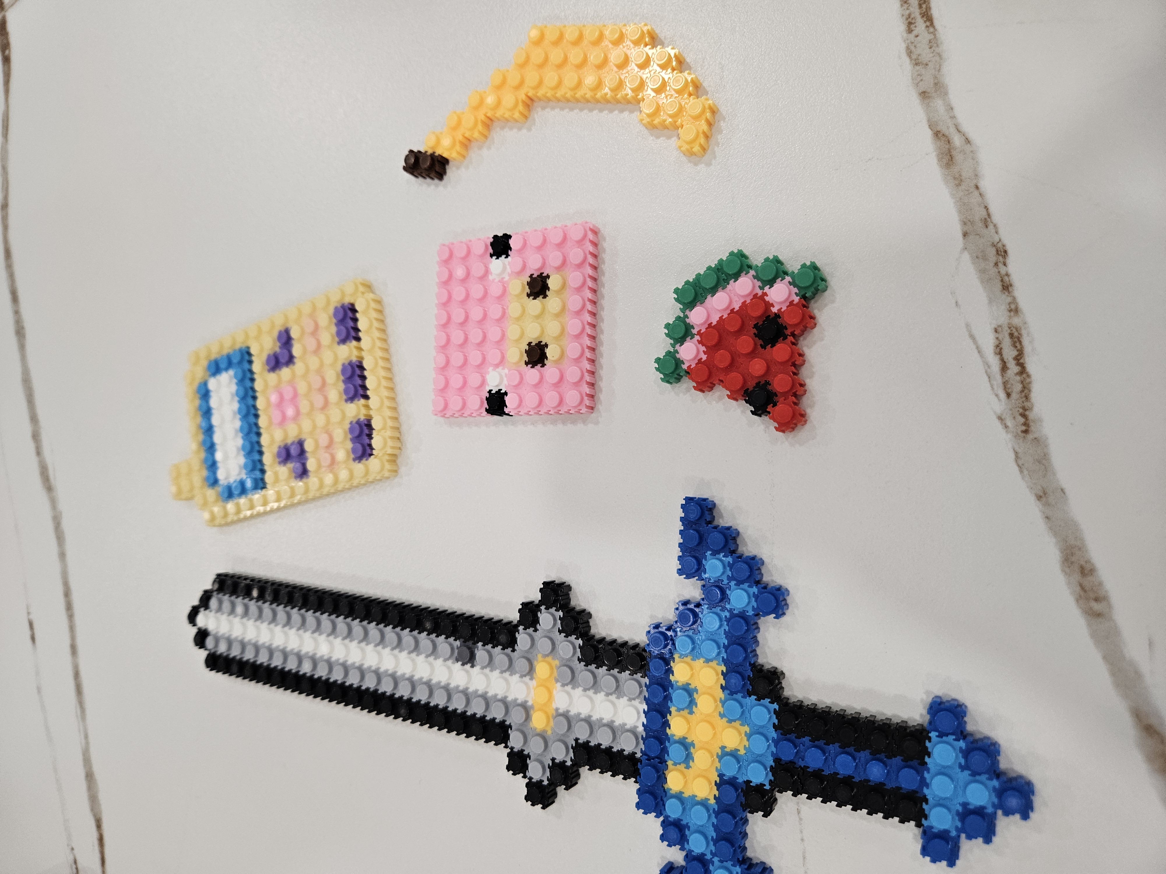 아이가 직접 만든 칼, 수박, 돼지 모양의 알록달록한 디폼블럭 작품들