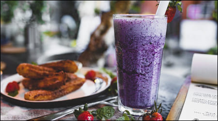 블루베리 에이드가 곁들여진 브런치