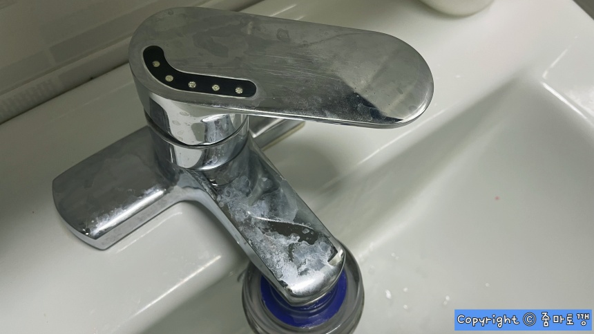 물때-가득한-수전