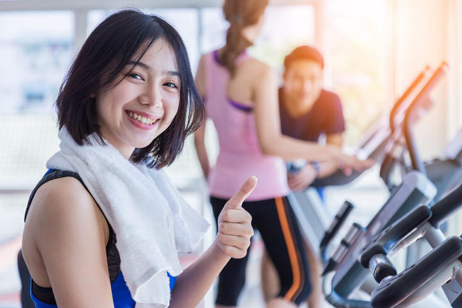 헬스장에 다니는 여자.