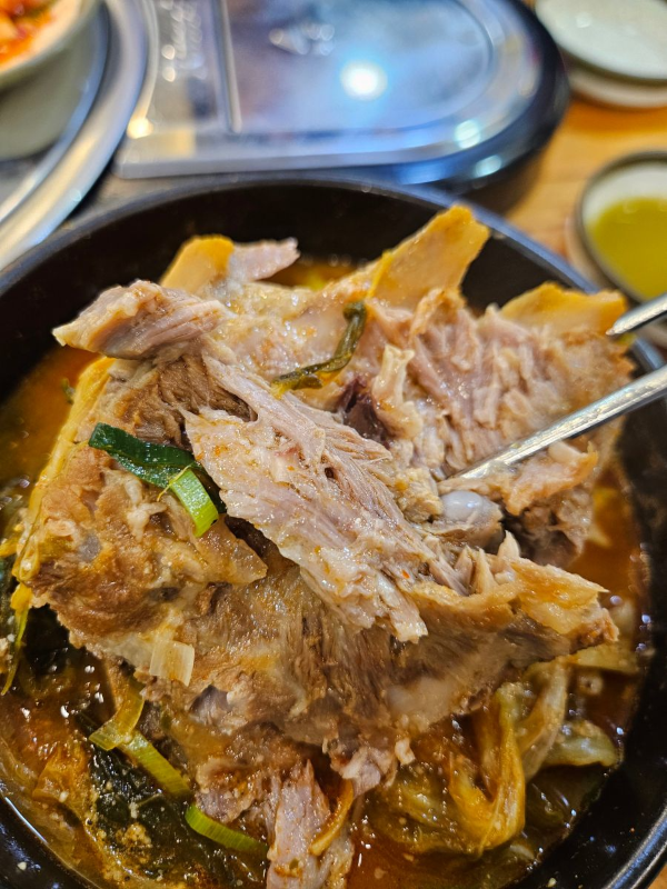 뼈해장국 뼈한덩이