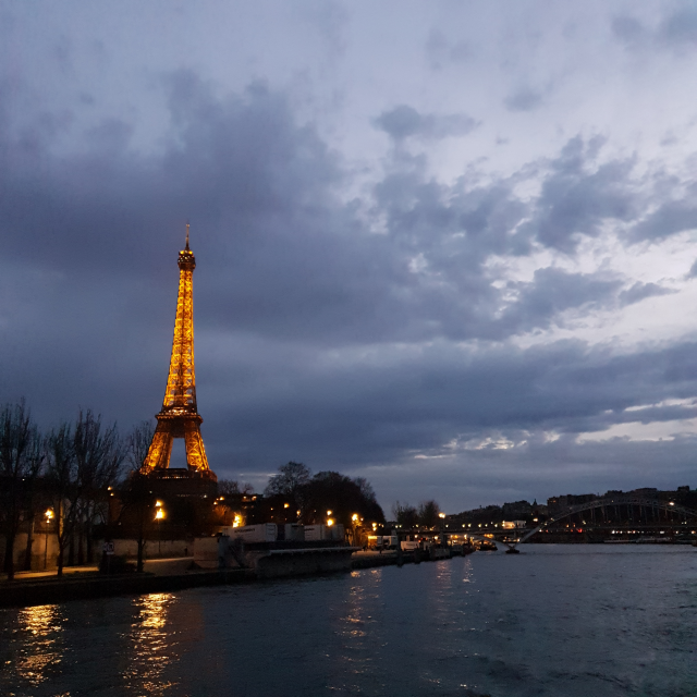 해가지기 직전 에펠탑의 모습
