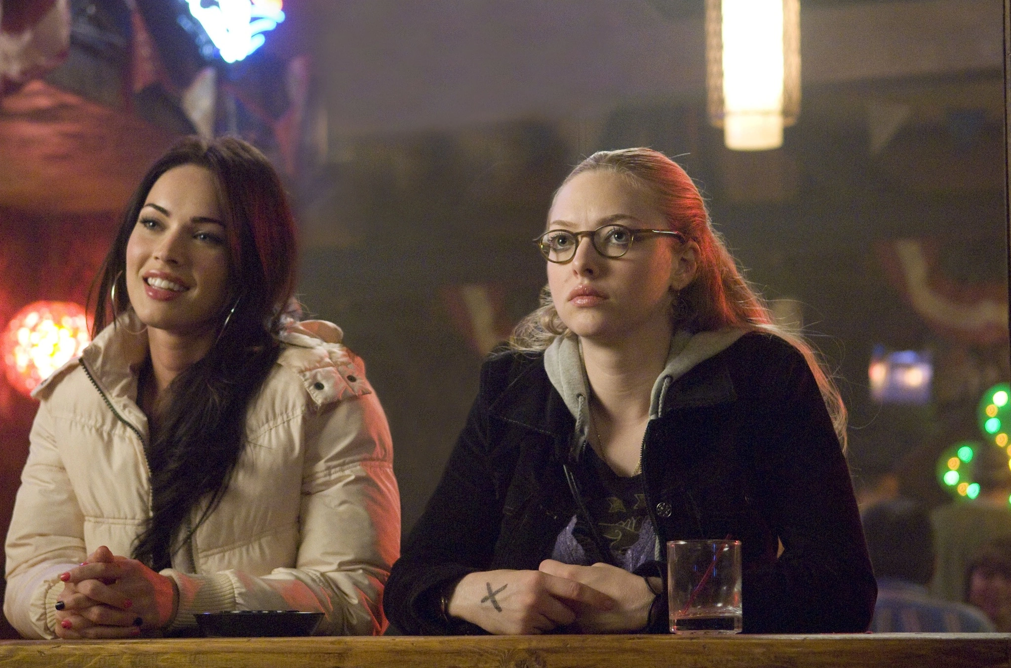 Jennifer’s Body (2009) 리뷰: 퀴어 페미니즘 호러, 제니퍼-니디의 유독한 우정과 복수극