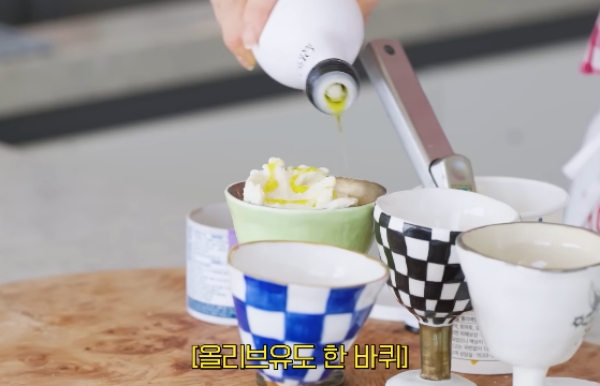 아이스크림 위에 올리브오일