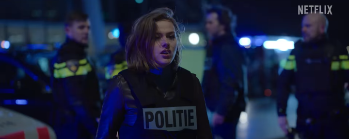 버스를막지못해힘들어하는경찰들