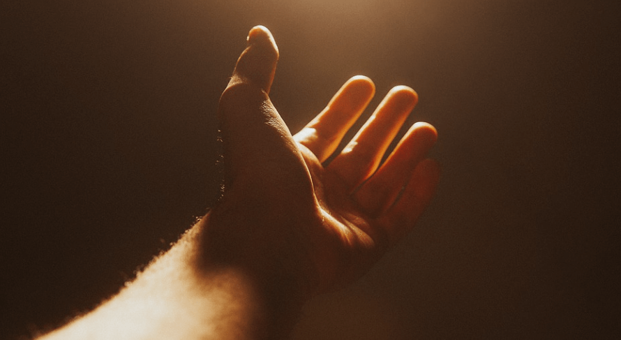 손이 저리는 이유로 손을 따뜻하게 하기 위해 햇빛을 쬐고 있다