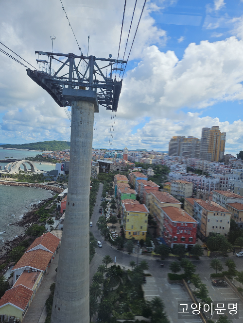 케이블카 안에서 찍은 사진. 초점이 다 날라갔넹..