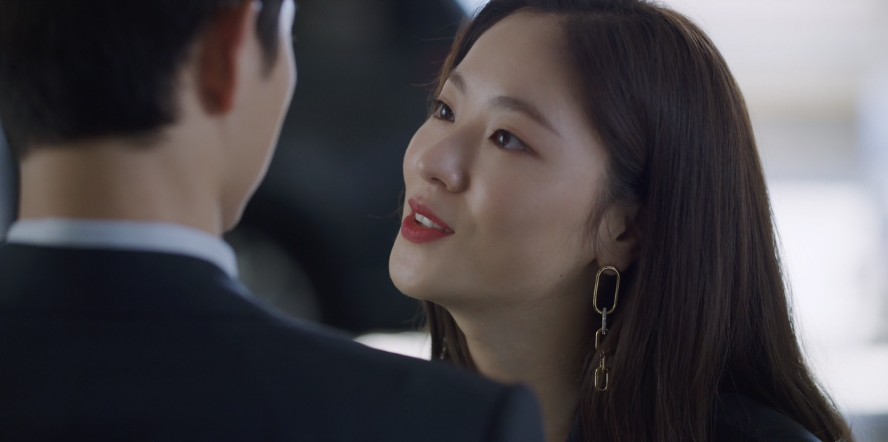 스와로보스키를 걸치고 있는 전여빈