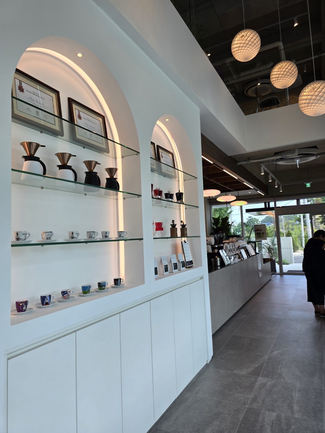 카운터 옆 진열장에 진열되어있는 커피도구들