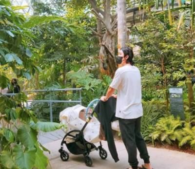 유모차를_밀고_있는_사진