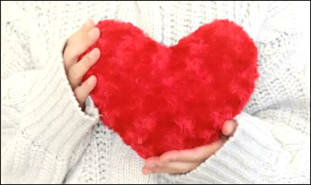 하트 쿠션을 들고 있는 손