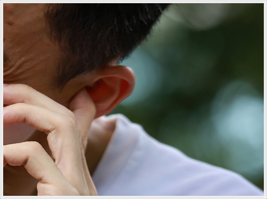 귓속에 검지 손가락을 집어 넣은 남성의 모습