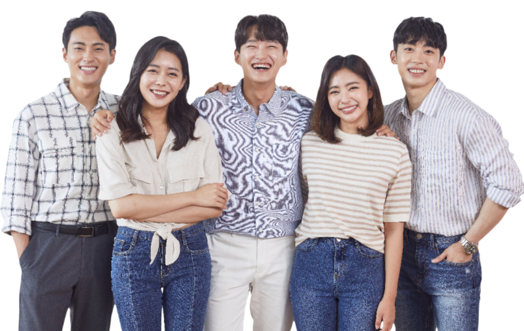 청년들이 서로 카메라를 바라보며 활짝 웃고 있다.